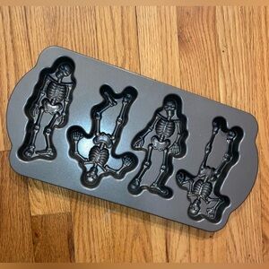 Williams Sonoma Nordic Ware Spooky Skeleton Cakelet Pan - NEW